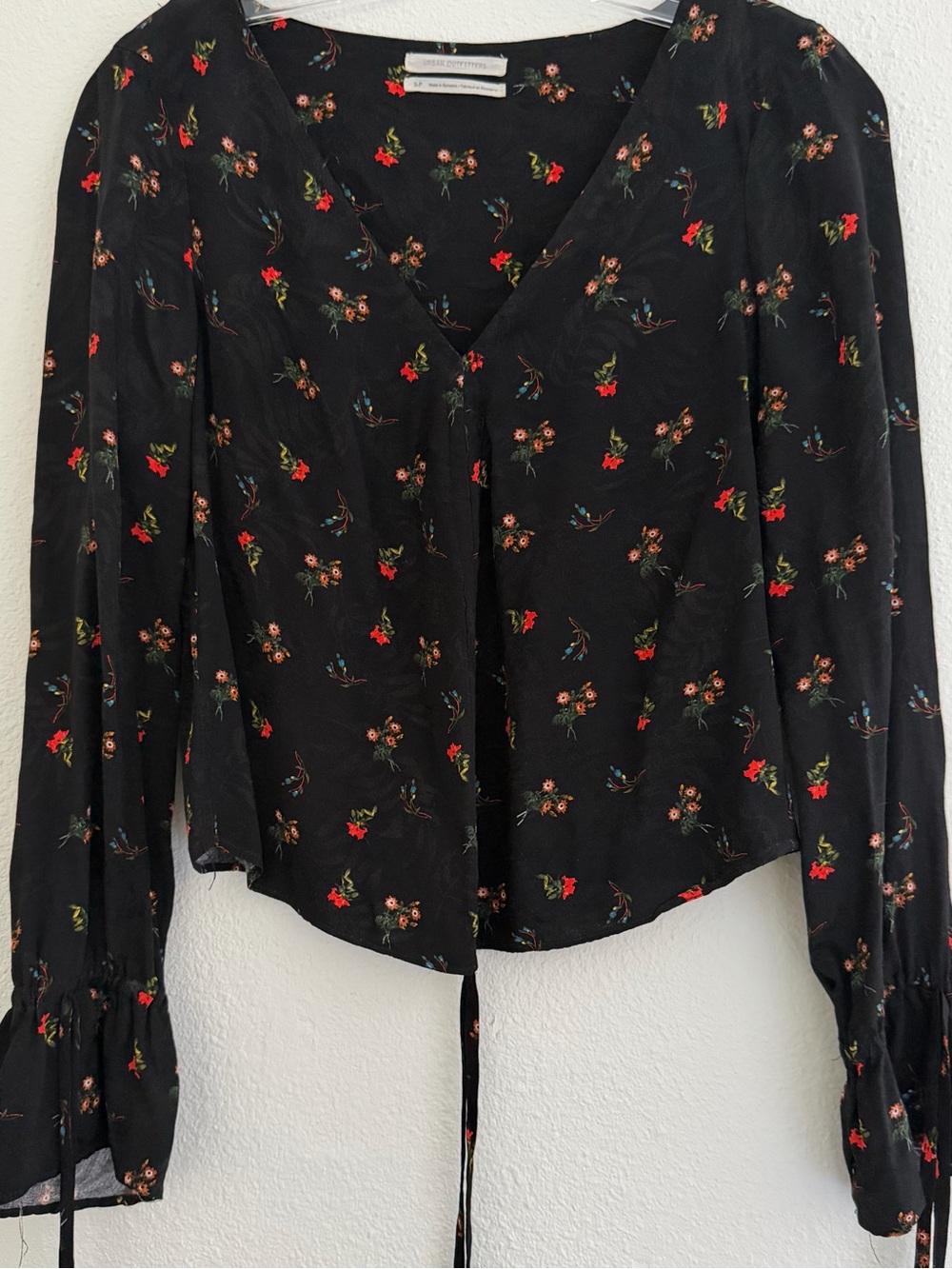 Urban Outfitters Black Floral V-Neck Tie-Front Blouse size Sp